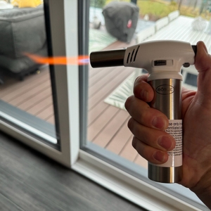 Eine Hand erzeugt mit dem Rösle-Flambierbrenner eine starke Flamme