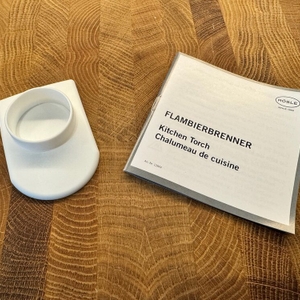 Die Halterung des Rösle-Flambierbrenners liegt neben der Anleitung