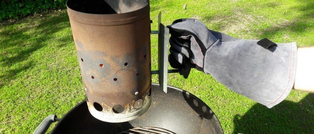 Rösle 25031 Grillhandschuhe greifen heißes Metall.