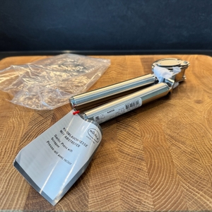 Die Rösle Knoblauchpresse liegt neben ihrer Verpackung.