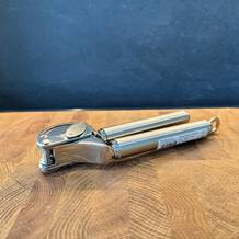 Ansicht der Rösle Knoblauchpresse mit Abstreifer vor neutralem Hintergrund.