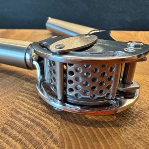 Der Kopf der Rösle Knoblauchpresse in Nahansicht.