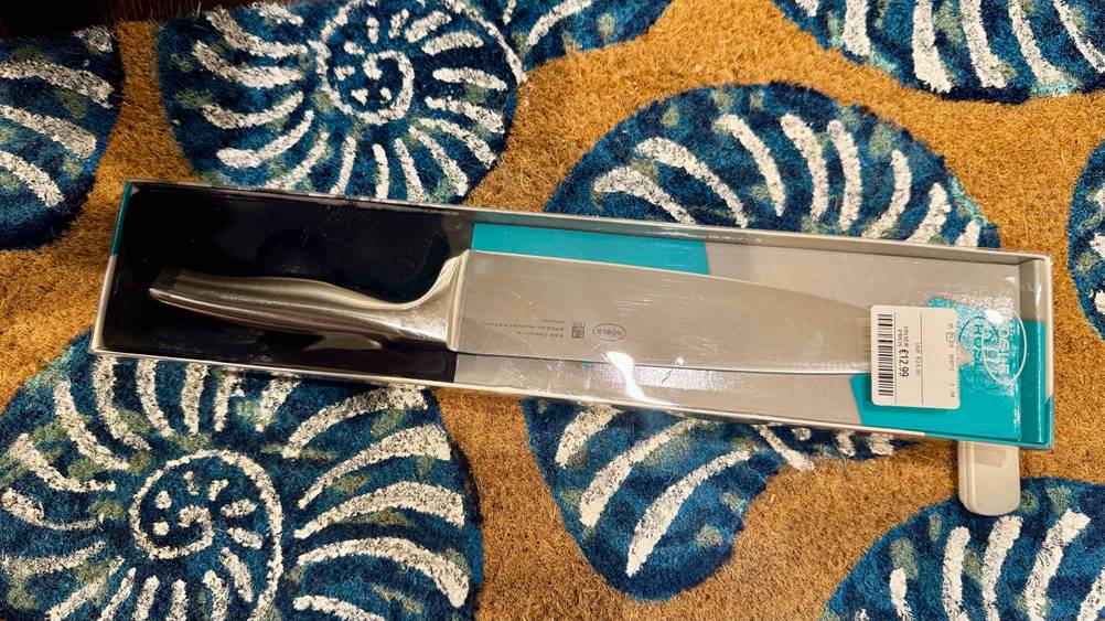 Rösle-Messer getestet: Ein verpacktes Messer horizontal auf einem Teppich liegend.