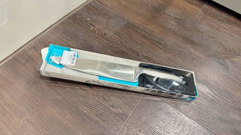 Getestet: Ein Rösle-Messer liegt verpackt auf einem Holzboden.