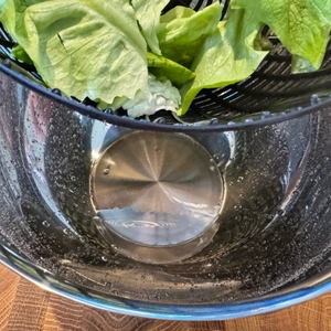 Abgetropfter Salat und Wasserreste