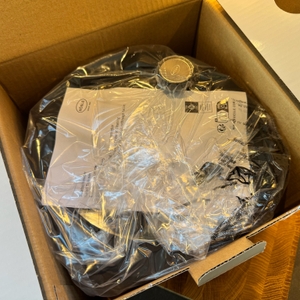 Geöffneter Karton der Rösle Salatschleuder mit Glasdeckel