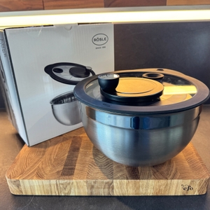 Rösle Salatschleuder mit Glasdeckel und Karton im Hintergrund