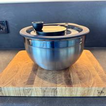 Rösle-Salatschleuder mit Glasdeckel auf einem Holzbrett