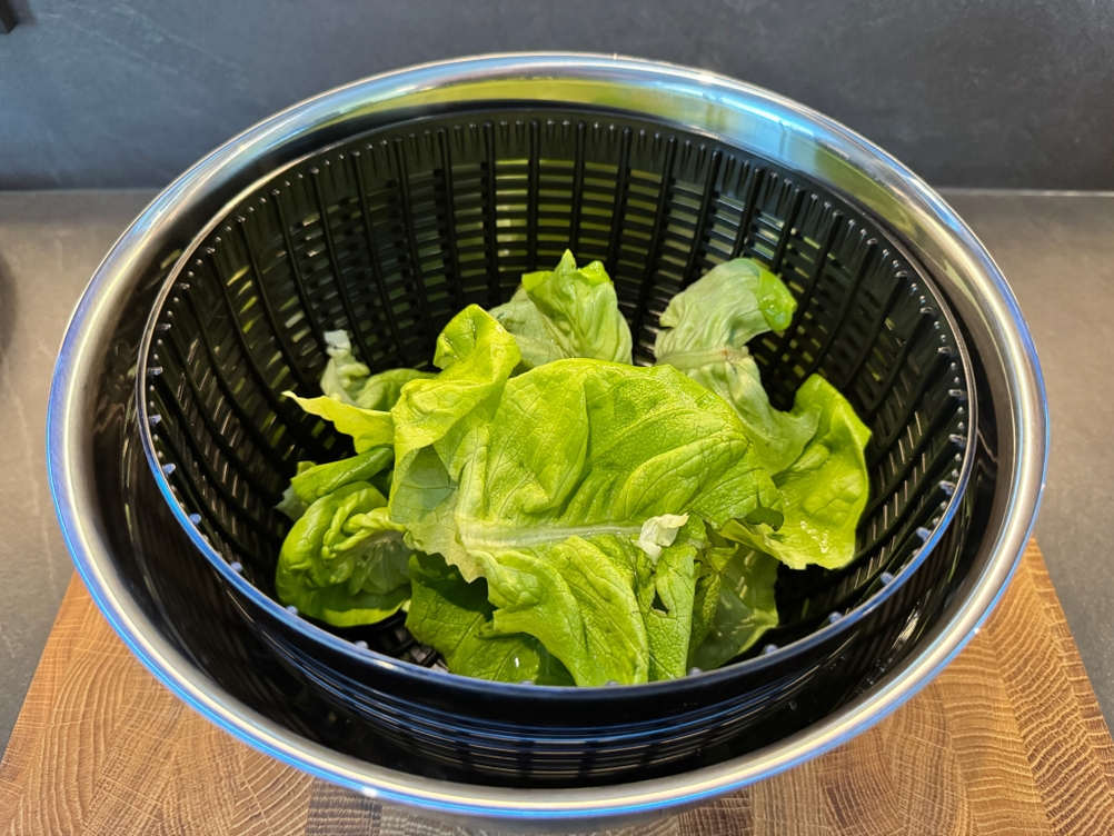 Salat in der Rösle Salatschleuder mit Glasdeckel