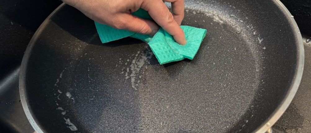 Ein Lappen reinigt die Rösle-Silence-Pro-Bratpfanne