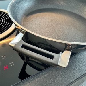 Zweiter Handgriff bei der Rösle-Silence-Pro-Bratpfanne