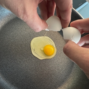 Spiegelei aufschlagen bei der Rösle-Silence-Pro-Bratpfanne