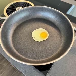 Spiegelei brät in der Rösle-Silence-Pro-Bratpfanne