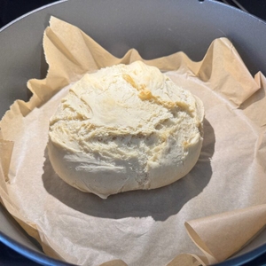 Weißbrot liegt während dem Backen auf Backpapier im Rösle Vario