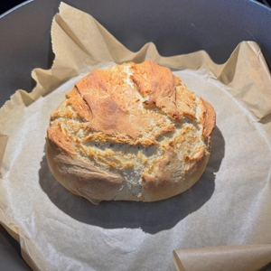 Weißbrot liegt nach dem Backen auf Backpapier im Rösle Vario