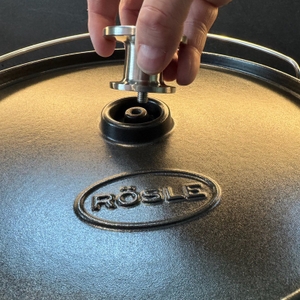 Eine Hand hat den Griff am Deckel des Rösle Vario abgedreht