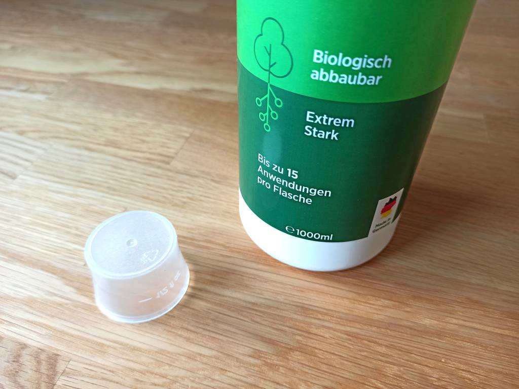 Rohrreiniger im Test in Detailansicht samt Deckel.