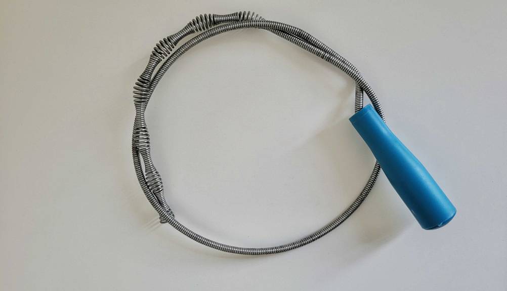 Getestet: Eine Rohrreinigungsspirale zusammengedreht auf einer hellen Fläche.