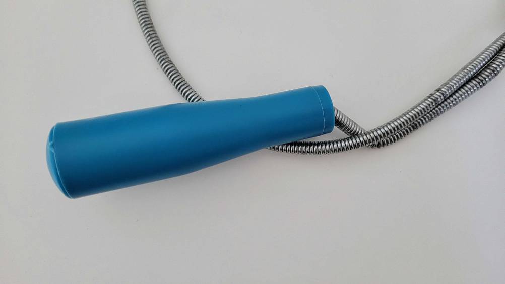 Rohrreinigungsspirale getestet: Nahaufnahme des Griffes auf einer hellen Fläche.