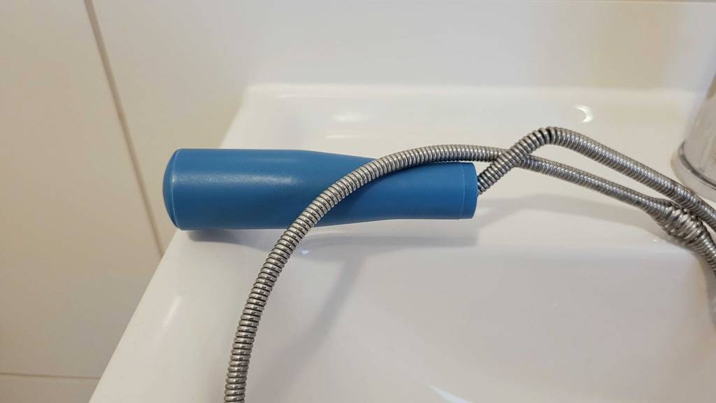 Detailansicht des Handgriffs einer getesteten Rohrreinigungsspirale.