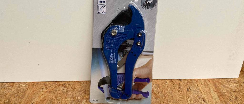 Der getestete Rohrschneider befindet sich in seiner Verpackung.