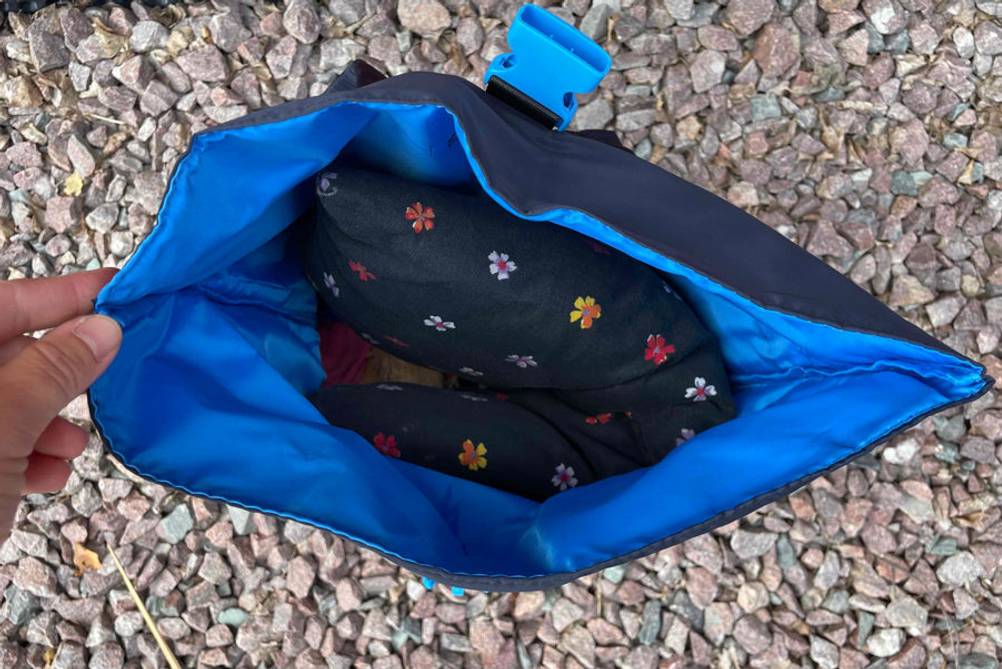 roll-top-rucksack-auf kiesgrund.