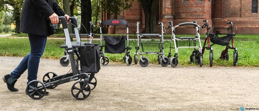 jemand schiebt einen Rollator un unserem Test