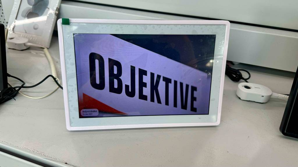Digitaler Bilderrahmen WLAN-Test: Frontnahblick auf das Display.