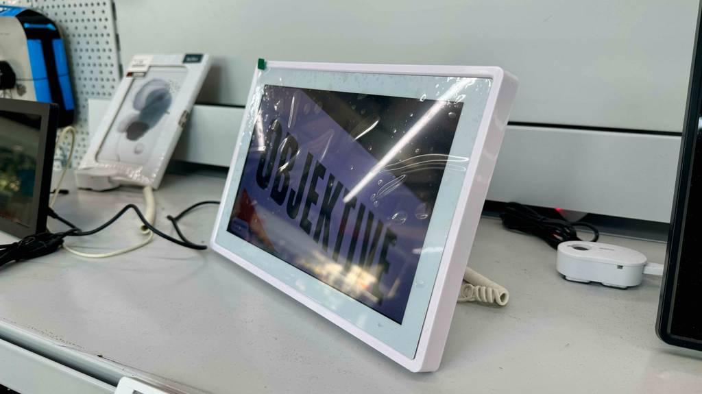 Blick von der Seite auf einen getesteten digitalen Bilderrahmen WLAN.