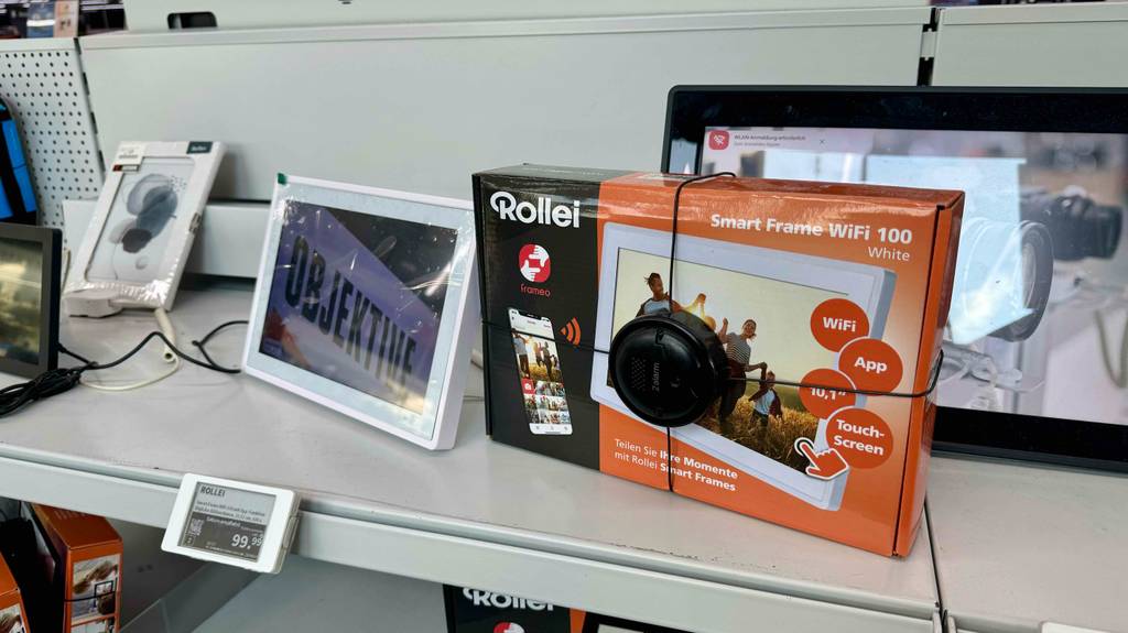 Digitaler Bilderrahmen WLAN im Test: Ein Gerät steht neben der Originalverpackung.