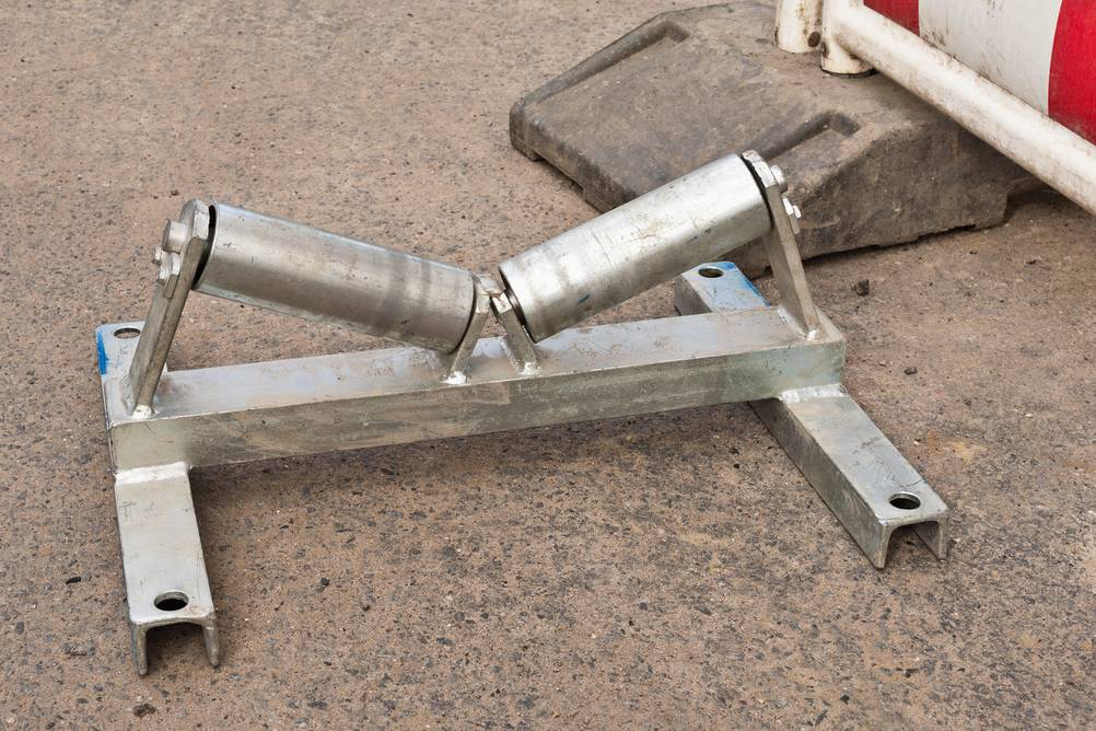 Rollenbock im Test: Zwei v-förmig angeordnete Rollen an einem Träger ohne Untergestell.