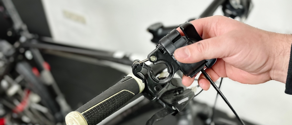 Die Gangschaltung des Rollentrainers von Elite vor der Montage von der Seite.