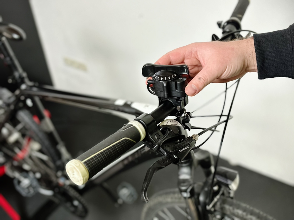 Die Gangschaltung des Rollentrainers von Elite am Fahrradlenker.