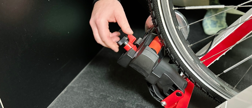 Der Rollentrainer von Elite wird an das Hinterrad eines Fahrrads angepasst.