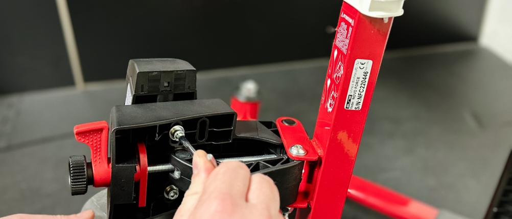 Der Rollentrainer von Elite wird zusammengebaut.