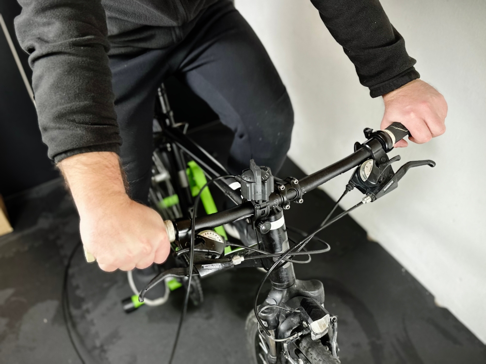 Ein Fahrrad ist auf dem Rollentrainer von Relaxdays in Benutzung.