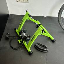 Der Rollentrainer von Relaxdays steht neben einem Fahrrad.