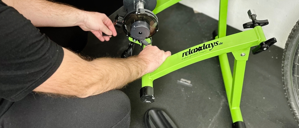 Der Rollentrainer von Relaxdays wird für die Montage vorbereitet.