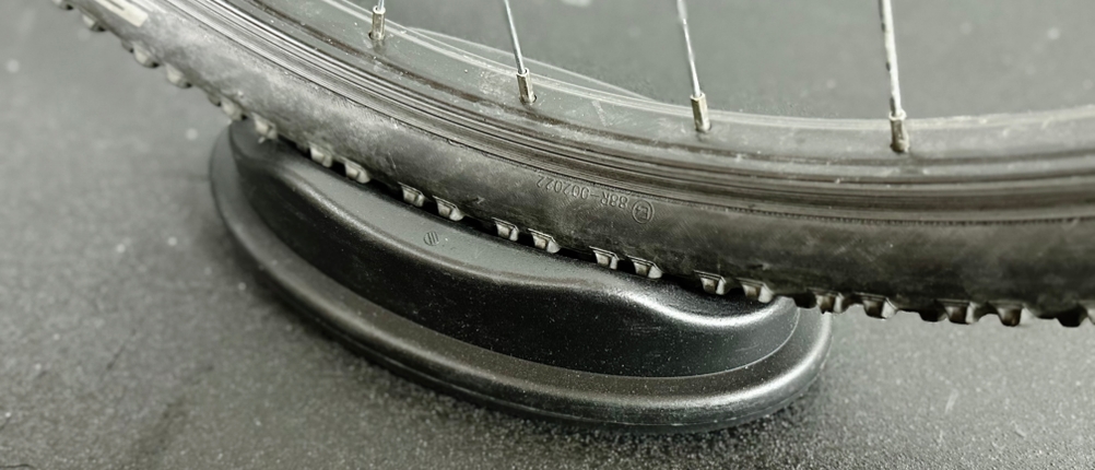 Die Vorderradstütze des Rollentrainers von Relaxdays im Detail.