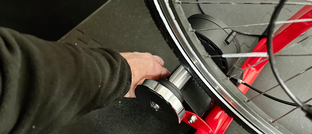 Der Rollentrainer von Sportneer wird an das Hinterrad eines Fahrrads angepasst.