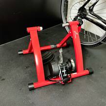Der Rollentrainer von Sportneer steht neben einem Fahrrad.