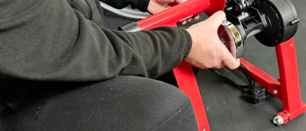 Der Rollentrainer von Sportneer wird für die Montage vorbereitet.