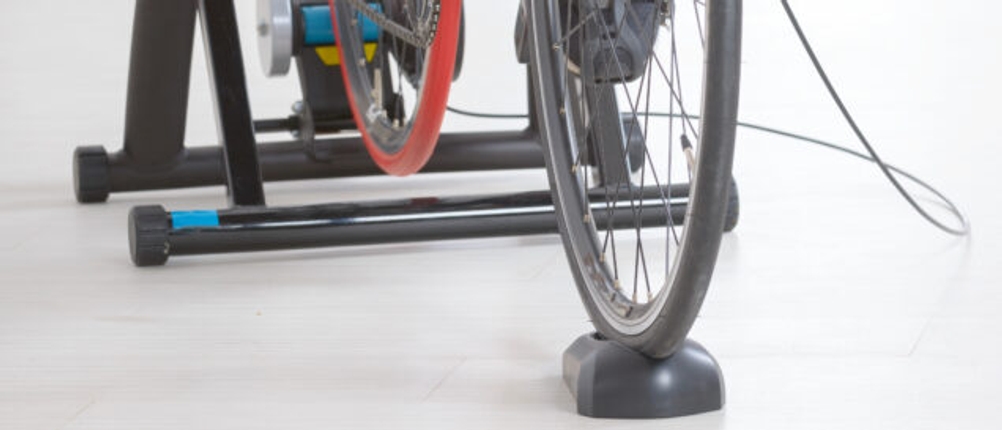 Das Vorderrad eines Fahrrads steht sicher in der Stütze.