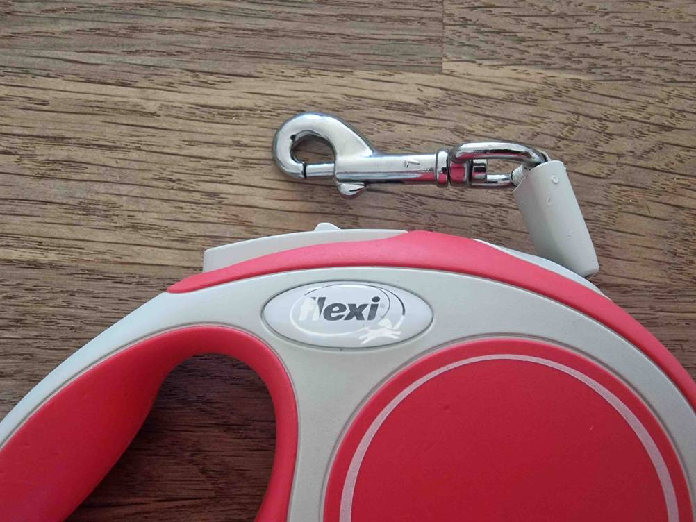 Nahaufnahme des Logos auf einer getesteten Rollleine auf einem Holztisch.