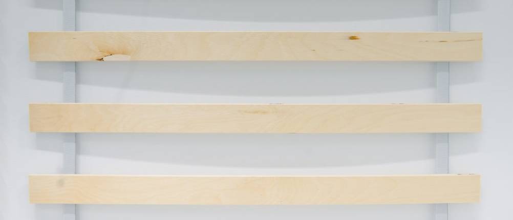 Rollrost-140x200-Test: ein Rollrost aus Holz in der Vogelperspektive. 
