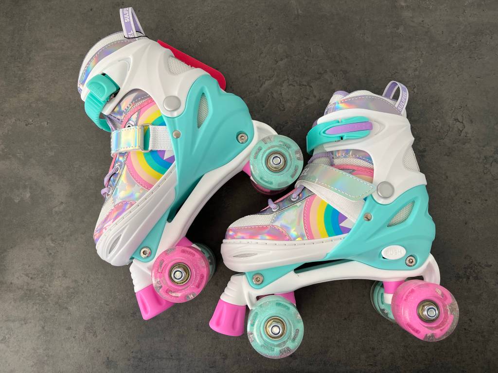 rollschuhe-kinder liegend auf einer Küchenarbeitsplatte.