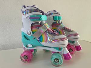 Bunte Rollschuhe für Kinder stehen auf einer Kommode.