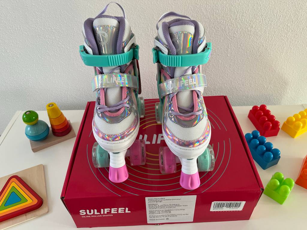Rollschuhe für Kinder auf der Original-Verpackung.