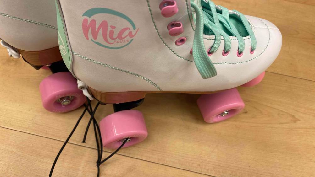 Im Test: Nahaufnahme des Logos auf der Seite der Rollschuhe für Kinder (verstellbar).
