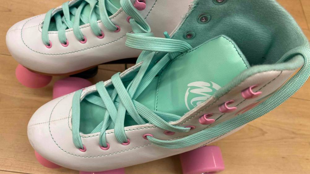 Rollschuhe für Kinder (verstellbar) getestet: Nahaufnahme der Schnürung.